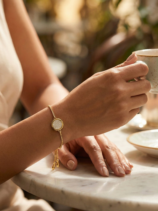 سوار دائري مُزين بالكامل بالألماس بطرق الصياغة الدقيقة من ذهب عيار 24