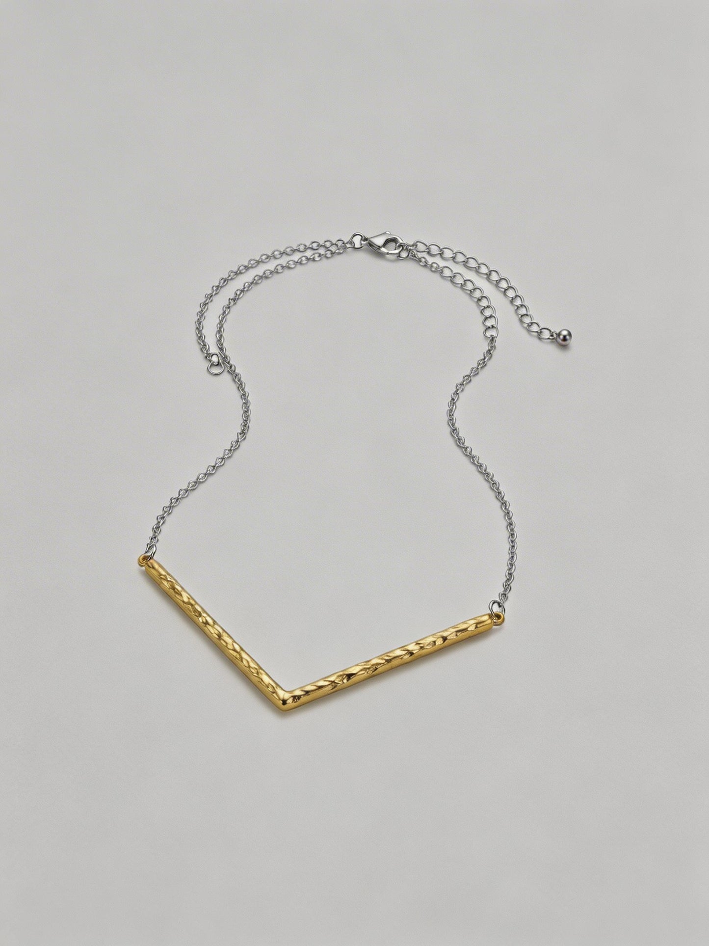 V-shaped hammered two-tone spliced clavicle chain