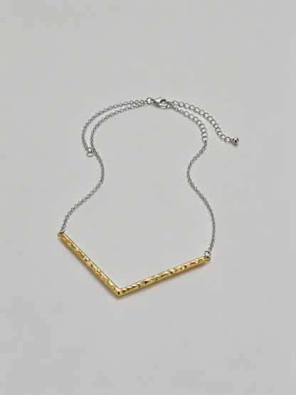 V-shaped hammered two-tone spliced clavicle chain