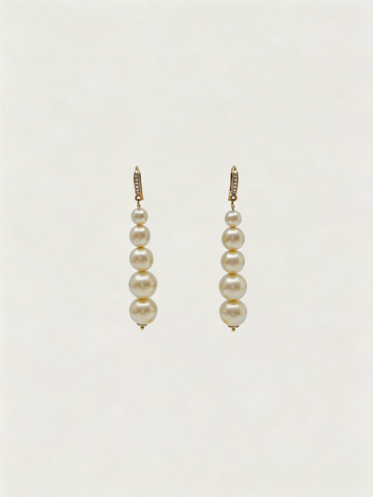 أقراط طويلة معلقة بخرز متدرجة الأحجام