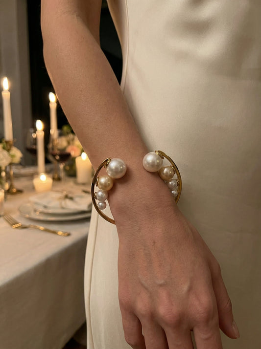 سوار معدني على شكل حرف C بلؤلؤ متدرج عتيق