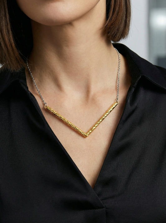 V-shaped hammered two-tone spliced clavicle chain