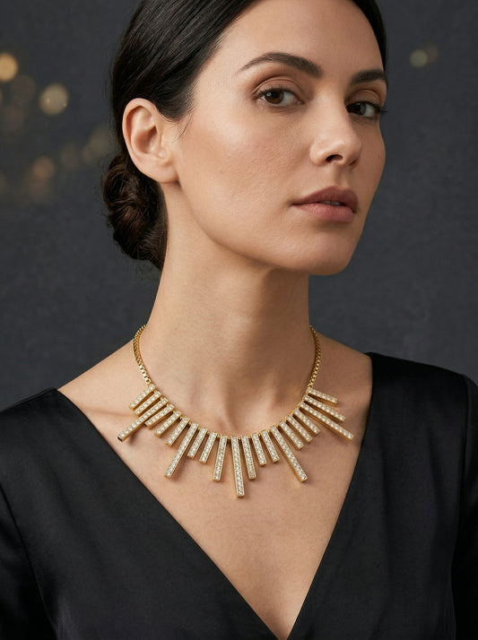 قلادة نجمة مرصعة بالماس باللون الذهبي العتيق