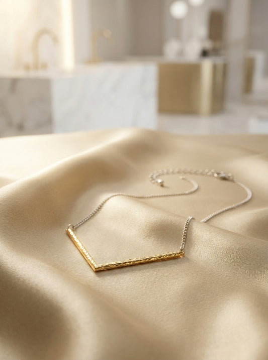 V-shaped hammered two-tone spliced clavicle chain