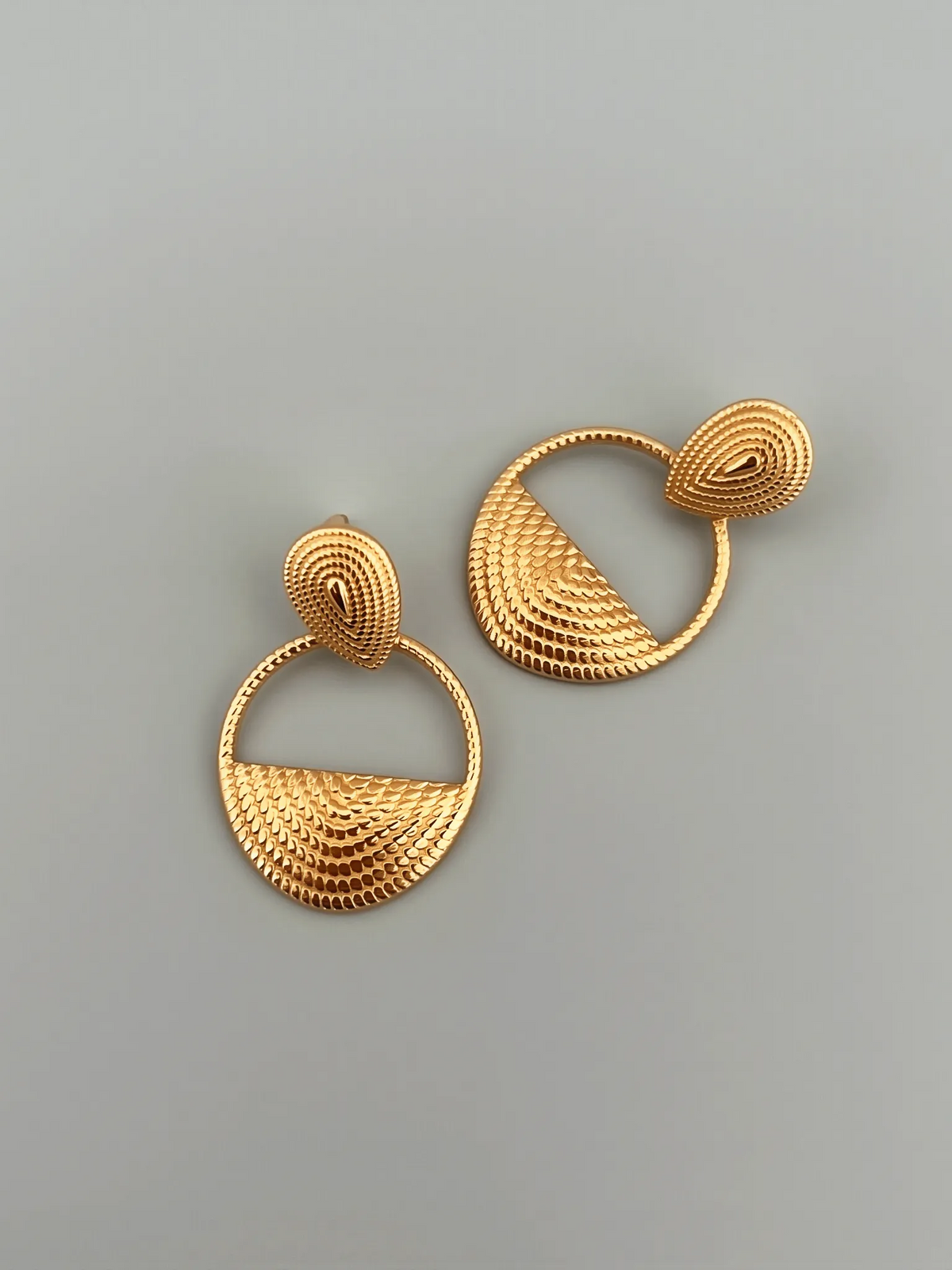 Boucles d'oreilles style Hepburn vintage à embossage doré