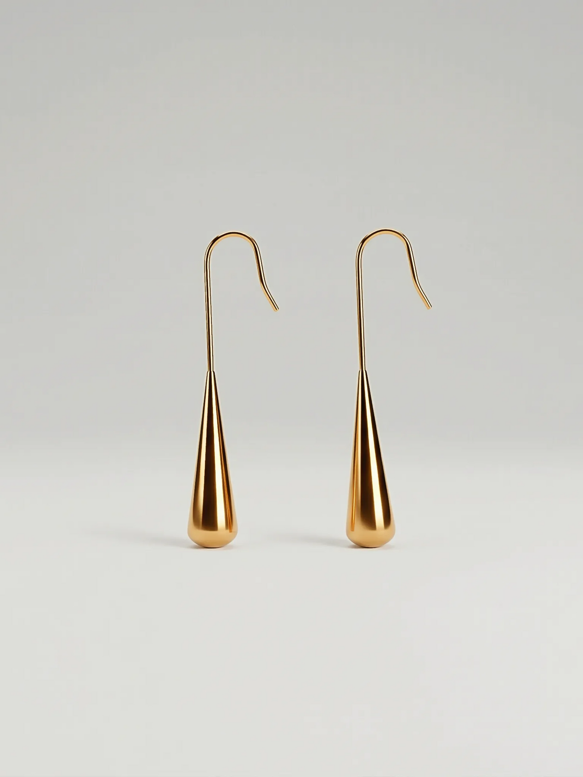 Boucles d'oreilles minimalistes en or 18 carats en forme de goutte d'eau fluide