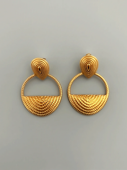 Boucles d'oreilles style Hepburn vintage à embossage doré