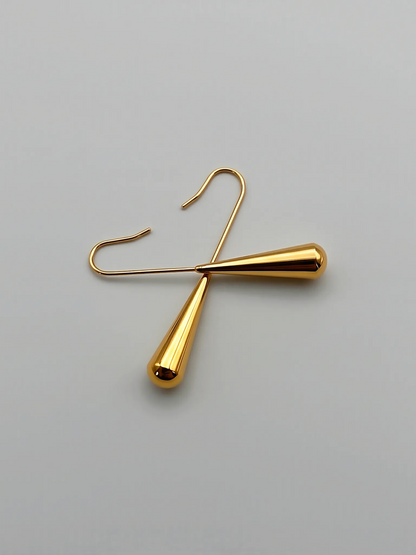 Boucles d'oreilles minimalistes en or 18 carats en forme de goutte d'eau fluide