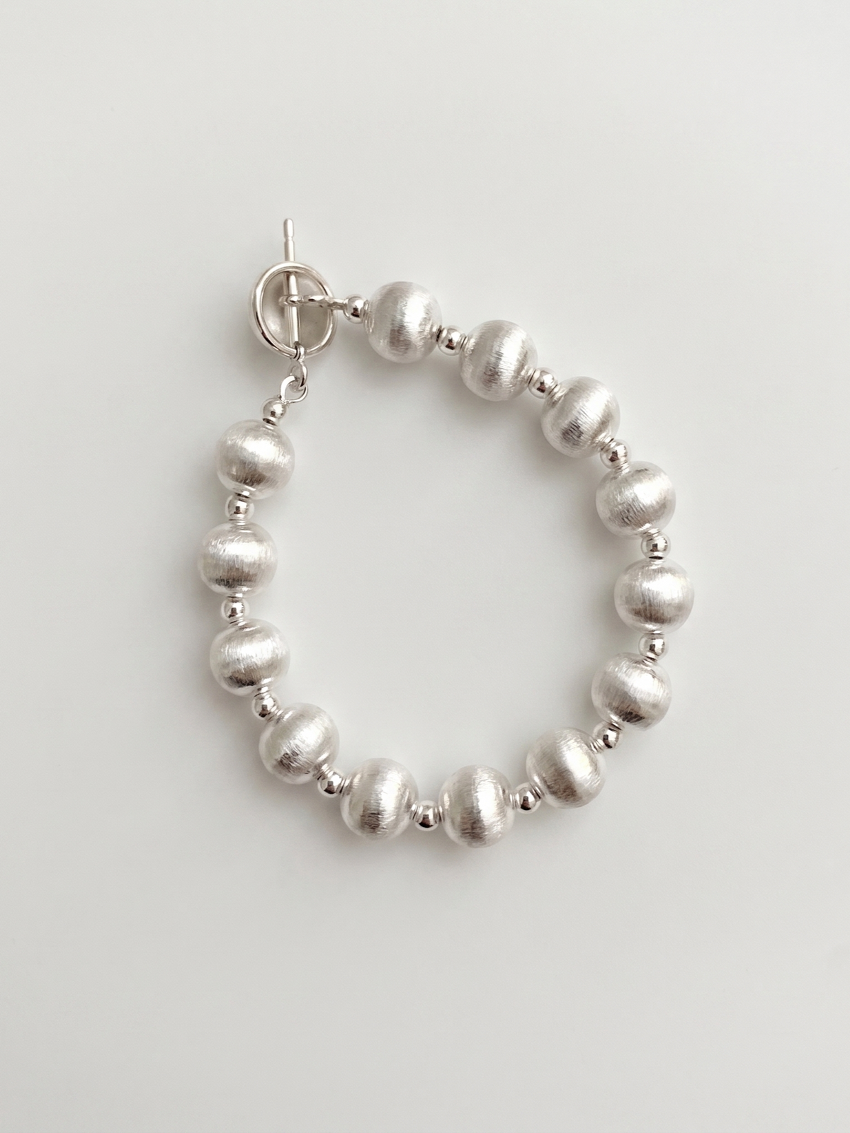 Bracelet à perles rondes brossé mat en argent sterling 925