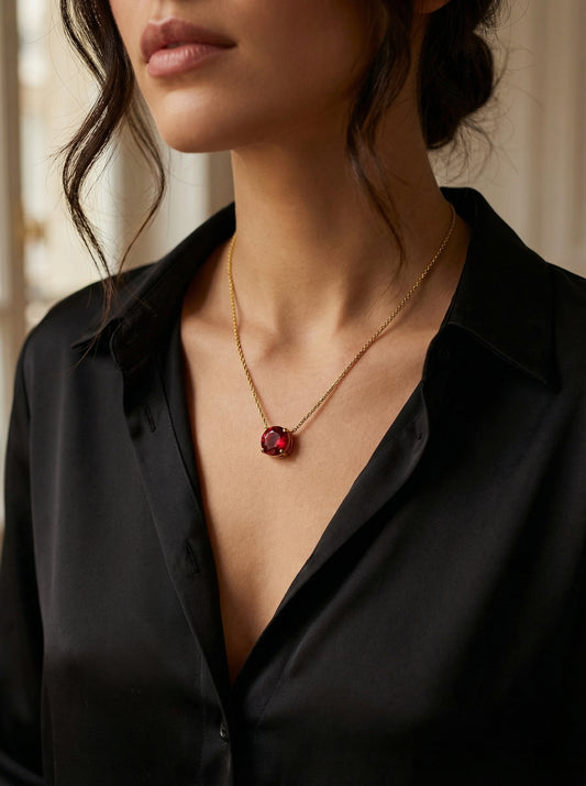 عقد ذهبي لامع بالياقوت العتيق