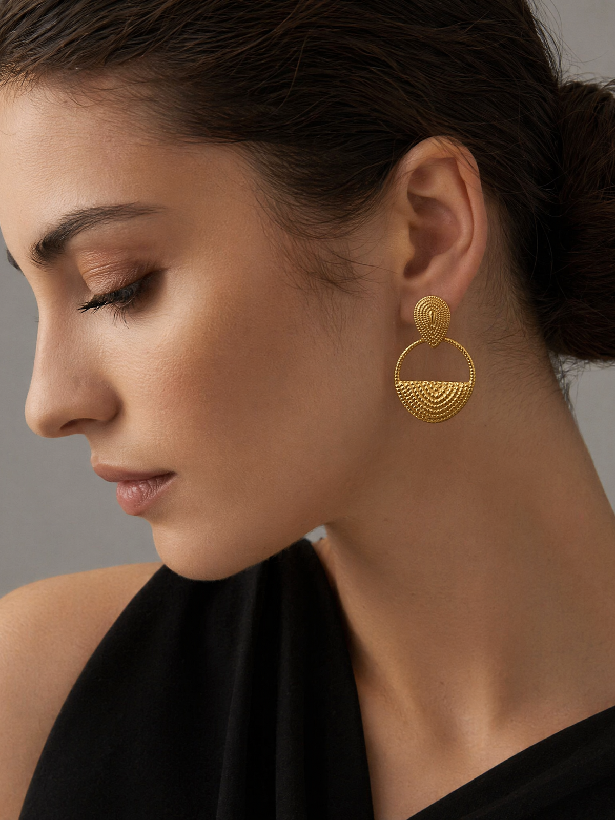 Boucles d'oreilles style Hepburn vintage à embossage doré