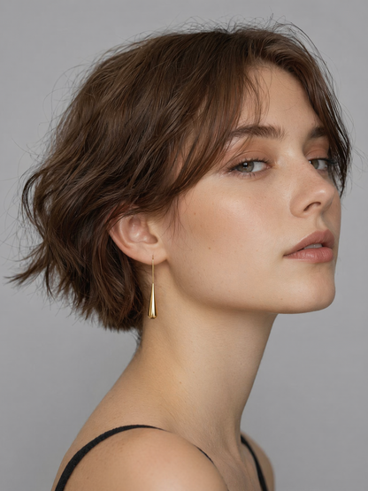 Boucles d'oreilles minimalistes en or 18 carats en forme de goutte d'eau fluide