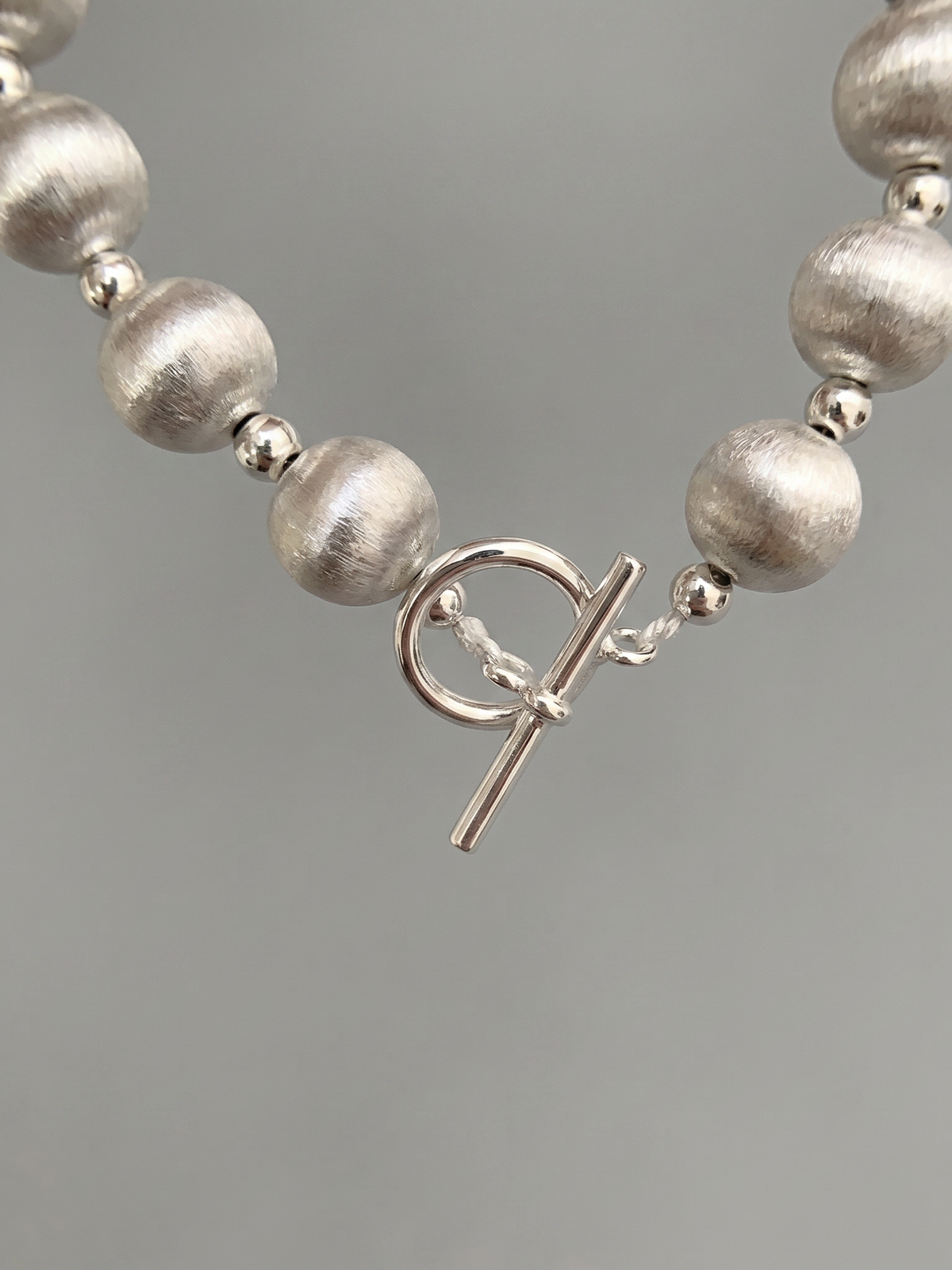 Bracelet à perles rondes brossé mat en argent sterling 925