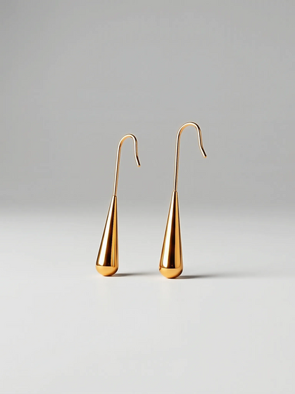 Boucles d'oreilles minimalistes en or 18 carats en forme de goutte d'eau fluide