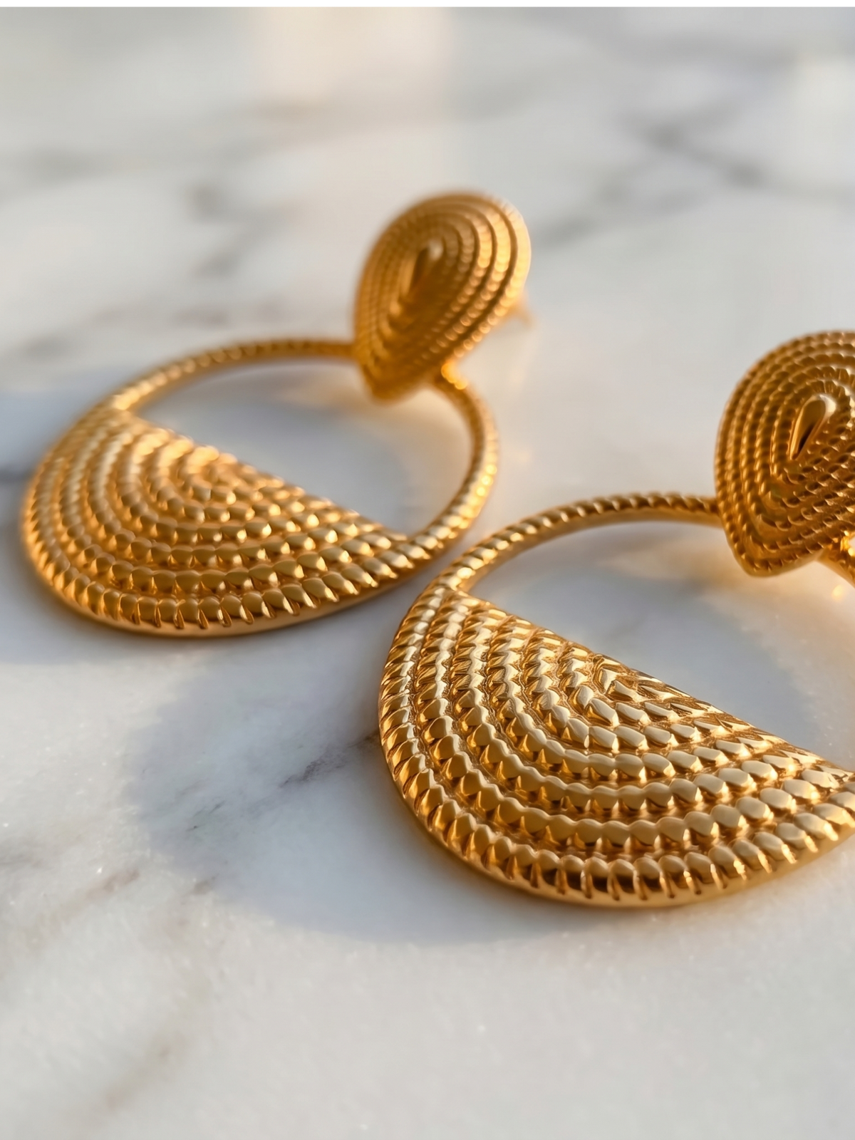 Boucles d'oreilles style Hepburn vintage à embossage doré