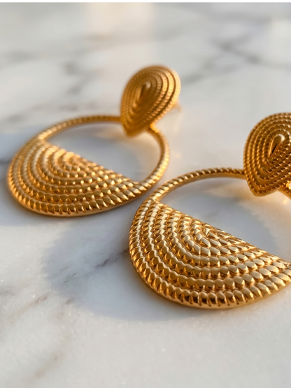 Boucles d'oreilles style Hepburn vintage à embossage doré
