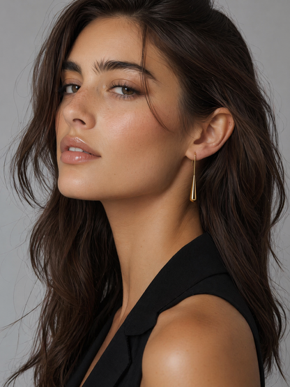 Boucles d'oreilles minimalistes en or 18 carats en forme de goutte d'eau fluide